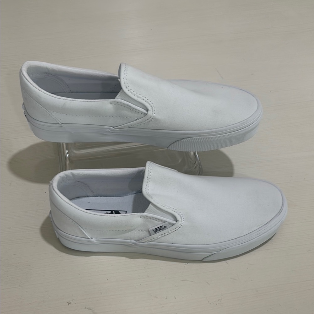 NWOT Vans White Classic Slip-On sneakers. Men's 6.5, Women's 8. Timeless style! - Picture 2 of 8